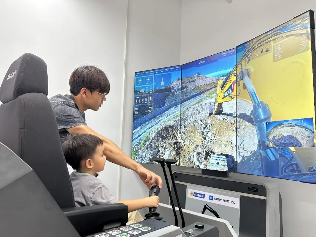 孩子在导师指导下操作 YAOWU HOTROD 智能驾驶舱