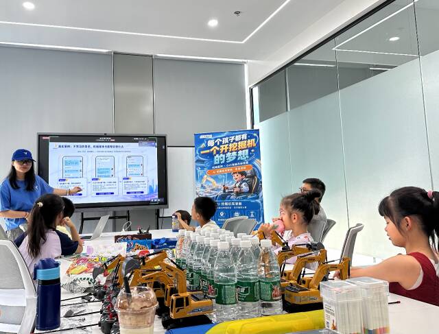 孩子们在体验营了解工程机械知识