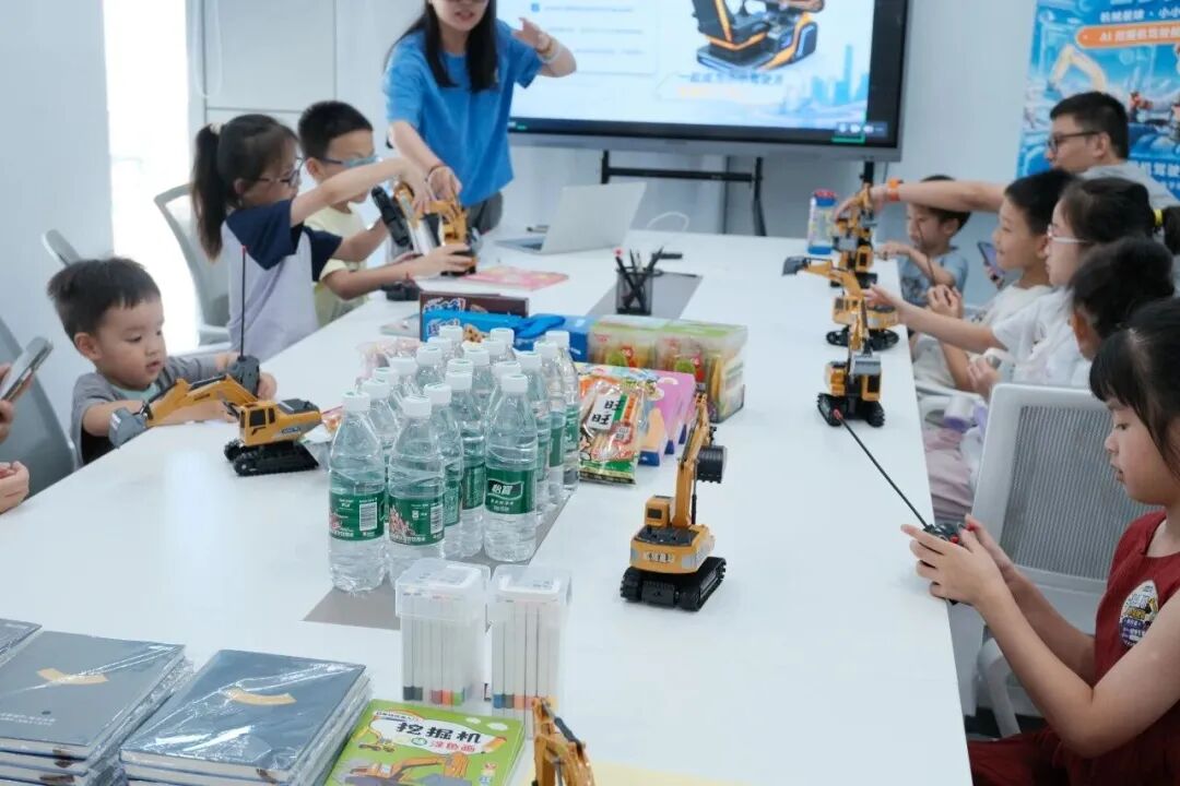 孩子们动手操作工程机械模型