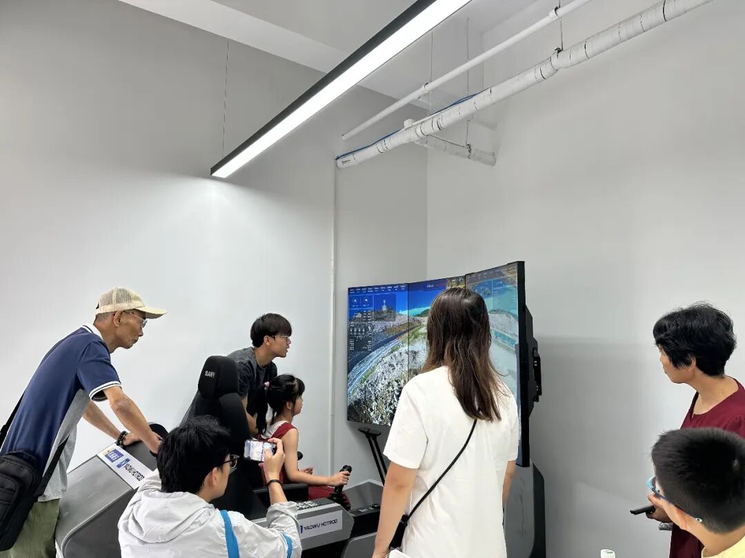 孩子和家长共同体验 YAOWU HOTROD 智能驾驶舱