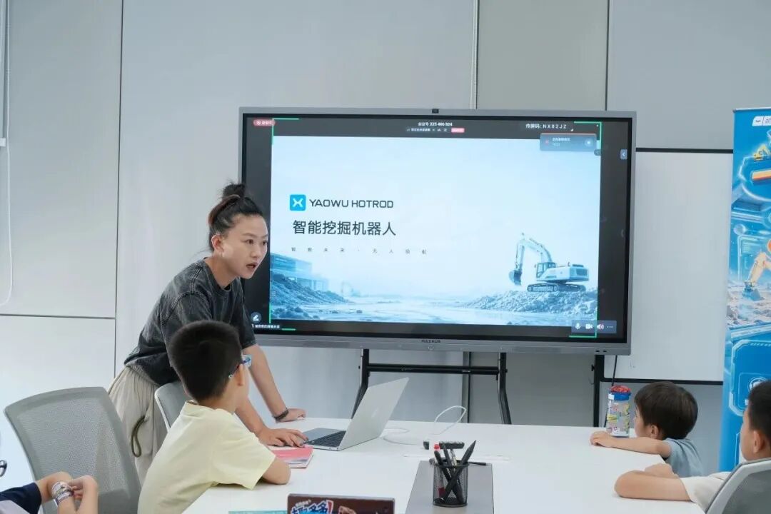导师向孩子们介绍 YAOWU HOTROD 智能挖掘机器人